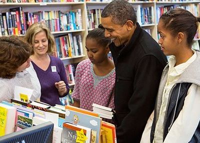 Ο Barack Obama αγοράζει βιβλία με τις κόρες του
