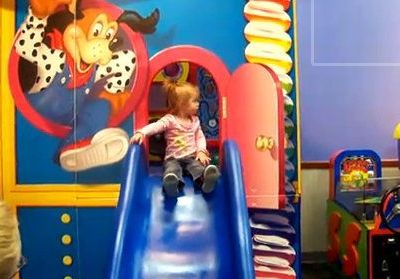 Η μικρή Lilah στην τσουλήθρα!