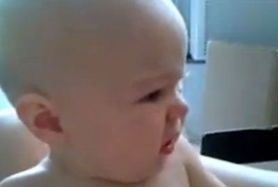 Βίντεο: Ακούει gangnam style, σταματάει να κλαίει. Σταματάει το τραγούδι; Αρχίζει ξανά το κλάμα!