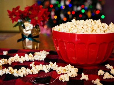 Χριστουγεννιάτικες γιρλάντες από ποπ κορν; Δείτε πως να τις φτιάξετε!