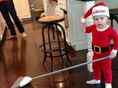 Ο μικρός που πήρε δώρο τρενάκι, αλλά ήθελε να παίξει με τη σκούπα!