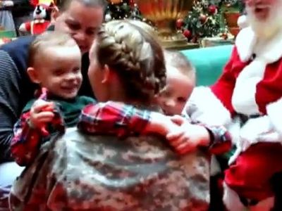 Βίντεο: Το καλύτερο δώρο για δίδυμα αγοράκια: Η μαμά τους επιστρέφει από το Ιράκ