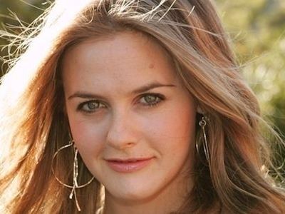 H μαμά Alicia Silverstone γράφει βιβλίο και ζητά συμβουλές!