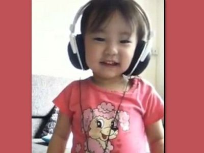 Δείτε πώς αντιδρά ένα κοριτσάκι, ακούγοντας από την αρχή ως το τέλος το Gangnam Style!