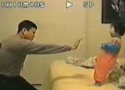 Βίντεο: Όταν ο μπαμπάς παίζει καράτε με την κόρη!