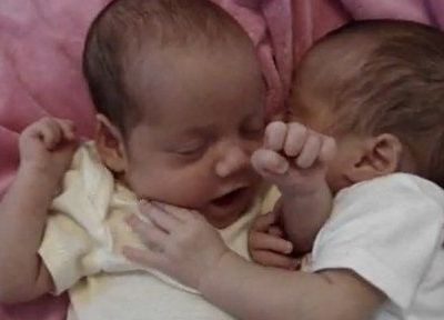 Βίντεο: Ο «μυστικός» διάλογος δυο νεογέννητων!