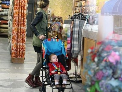 Jessica Alba: Ψώνισε υφάσματα παρέα με τη μικρή της κόρη