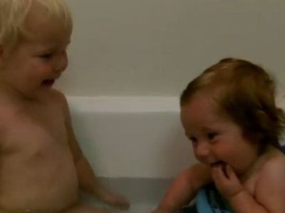 Τρυφερό βίντεο: Δείτε το παιχνίδι των μωρών μέσα στην μπανιέρα!