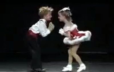 Βίντεο: Τα 5χρονα δίδυμα που τρελαίνουν με τον χορό τους!