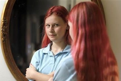 Η μαθήτρια με τα ροζ μαλλιά και η απομόνωση