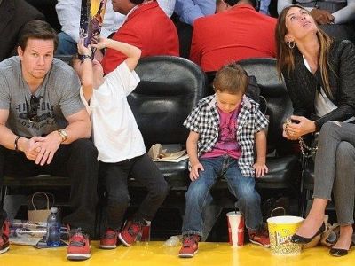Mark Wahlberg: Μπαμπάς και γιοι φόρεσαν τα ίδια παπούτσια!