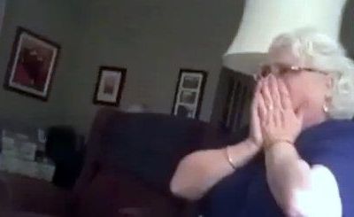 Βίντεο: Η απίστευτη αντίδρασή της όταν μαθαίνει ότι θα γίνει γιαγιά!