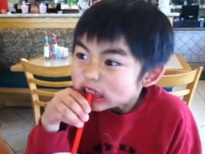 Τι έκανε αυτόν τον πιτσιρικά να αντιδράσει έτσι;