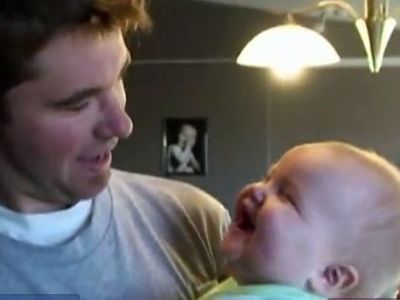 Δεν φαντάζεστε τι κάνει αυτός ο μπαμπάς και το μωρό ξεκαρδίζεται!