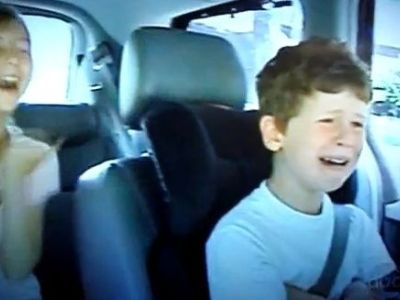 Δεν θέλει αδερφή και το δείχνει με κάθε τρόπο!