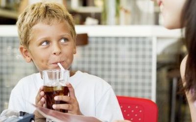 «Μαμά θέλω αναψυκτικό»… τελικά πόσο ευνοούν την παιδική παχυσαρκία;