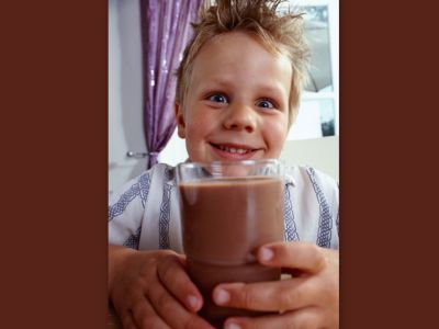 Είναι το σοκολατούχο γάλα το ίδιο θρεπτικό  με το λευκό για τα παιδιά;