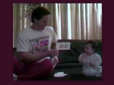 Απίθανο βίντεο: Ο μπαμπάς έχει γράψει διάφορες λέξεις και εκείνη κάνει ό,τι της λέει!