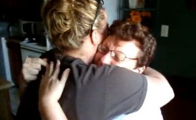 Συγκινητικό βίντεο: Μετά από 4 χρόνια προσπαθειών λέει στη μητέρα της πως είναι έγκυος!