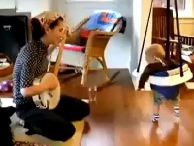 Η μαμά παίζει το μπάντζο και ο μικρός ξεσαλώνει!