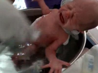 Δείτε πώς πρέπει να κάνετε μπάνιο το νεογέννητο μωρό σας!