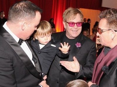 Ο γιος του Elton John έκλεψε την παράσταση με το σμόκιν του στο after party των Όσκαρ!
