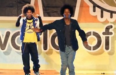 Βίντεο: Δίδυμα (σαν δυο σταγόνες νερό) οι πιο απίθανοι χορευτές break dance!