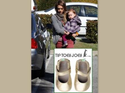 Υιοθετήστε το λουκ:  Η κόρη της Jessica Alba φορά υπέροχα χρυσά παπούτσια!