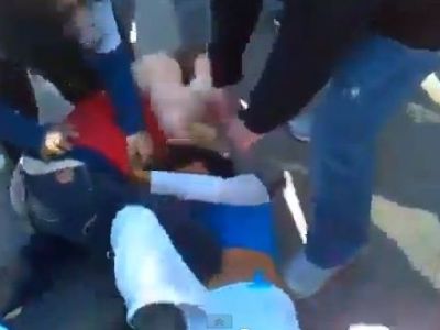 Πιάστηκαν μαλλί με μαλλί στο προαύλιο του σχολείου!