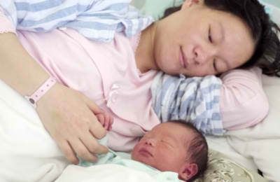 Αληθινή ιστορία: Γυναίκα έφερε μόνη της στον κόσμο το παιδί της μέσα σε νοσοκομείο