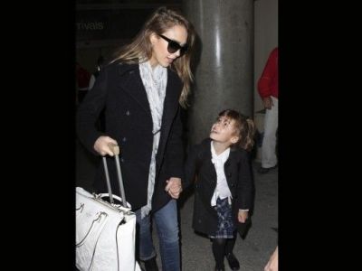Jessica Alba: Ασορτί παλτό με  την κόρη της! (φωτό)