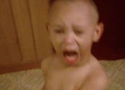 Βίντεο: Δείτε πώς αντιδρά το πιτσιρίκι όταν δοκιμάζει τσίχλα!