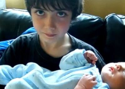 Συγκινητική στιγμή: Ο μεγάλος αδελφός συναντά για πρώτη φορά τον μικρό!