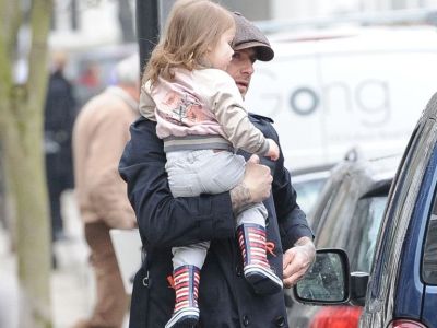 Harper Beckham: Με άψογο style και τον μπαμπά της στο Λονδίνο