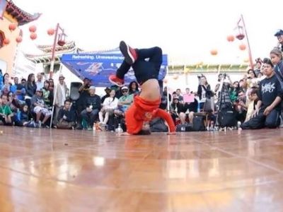 Απίστευτη χορευτική "μάχη" ανάμεσα σε ένα αγόρι κι ένα κορίτσι!