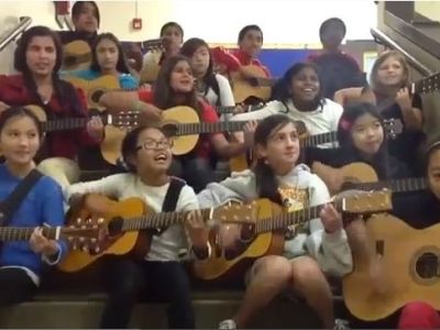 Έχετε δει πιο πολλά παιδιά με κιθάρες;