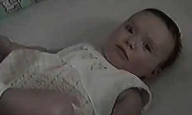 Βίντεο: Δείτε με τι τρομοκρατείται η πιτσιρίκα και βάζει τα κλάματα!