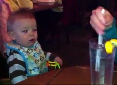 Βίντεο: Δείτε πώς αντιδρά ένα μωρό στον ήχο από τα παγάκια!