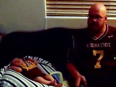 Βίντεο: Νεογέννητο πανηγυρίζει μαζί με τον μπαμπά τους για τη νίκη της ομάδας!