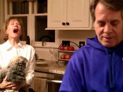 Βίντεο: Δεν φαντάζεστε πώς αντιδρά η μέλλουσα γιαγιά για την εγκυμοσύνη της κόρης της!