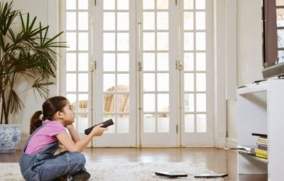 Έρευνα: Πώς οι πολλές ώρες μπροστά την τηλεόραση κάνουν το παιδί αντικοινωνικό και βίαιο;