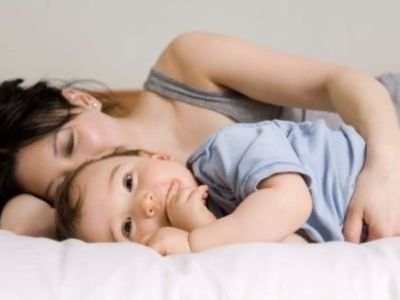 «Το μωρό μου κλαίει τα βράδια! Να το αφήσω ή να το καθησυχάσω με αγκαλιά;»