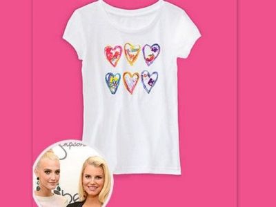 Ashlee και Jessica Simpson: Πουλάνε παιδικά t-shirts και τα κέρδη θα διατεθούν για τις μητέρες που βρίσκονται σε ανάγκη