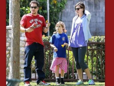 Ο Mark Wahlberg με την κόρη του στο πάρκο (φωτό)