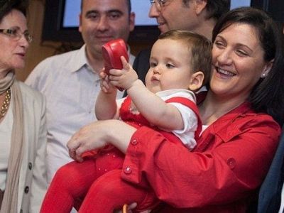 Απίστευτο! Χειρουργήθηκε μέσα στην κοιλιά της μαμάς του και είναι μια χαρά!