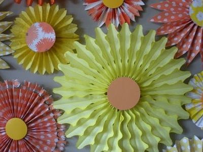 Χάρτινες χρωματιστές ροζέτες για το παιδικό σας πάρτι!