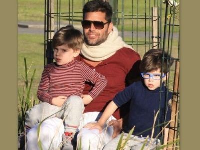 Ρίκι Μάρτιν: Στοργικός μπαμπάς για τα δίδυμα αγοράκια του (φωτό)