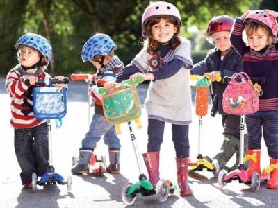 1000+1 Celebrities μαμάδες προτιμούν τα πατίνια Micro Scooters για τα παιδιά τους