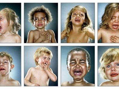 Η φωτογράφος που έκανε τα παιδιά να κλαίνε