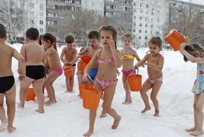 Στη Ρωσία τα παιδιά κάνουν μπάνιο στο... χιόνι! (video - φωτογραφίες)